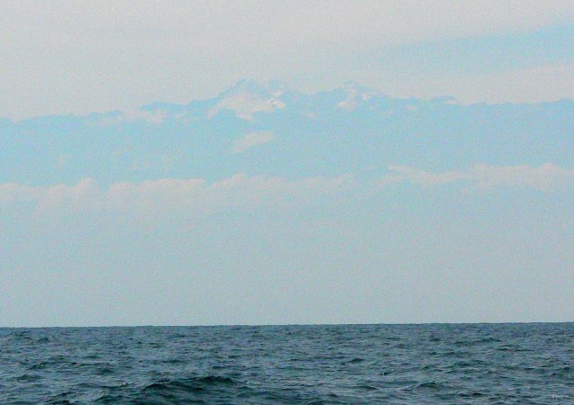 21- Le sommet de la Colombie flotte sur la mer 